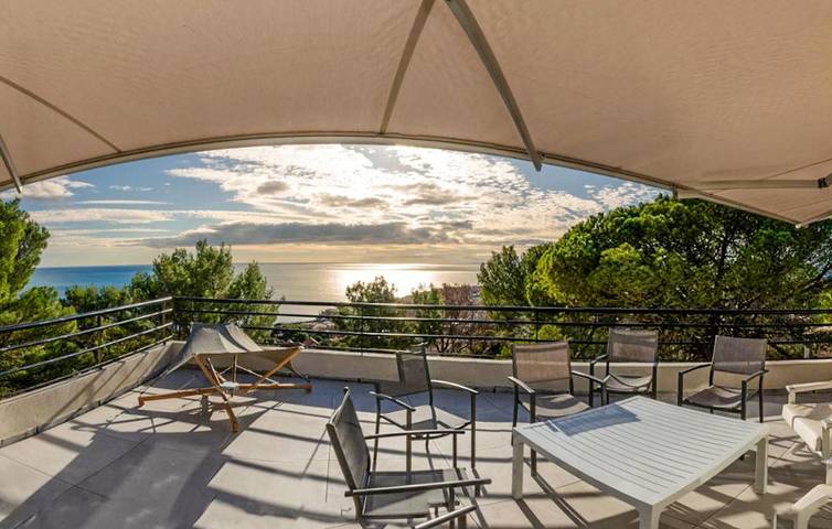 Sea View Apartment with Pool, Terrace & Washer - 900m to Plage de Lazaret in Mont Saint-Clair, Sete