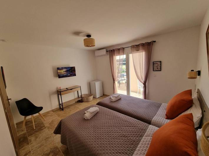 Location de vacances pour 2 personnes, avec Terrasse et Jardin ainsi que Piscine et Vue à Crillon-le-Brave - 4
