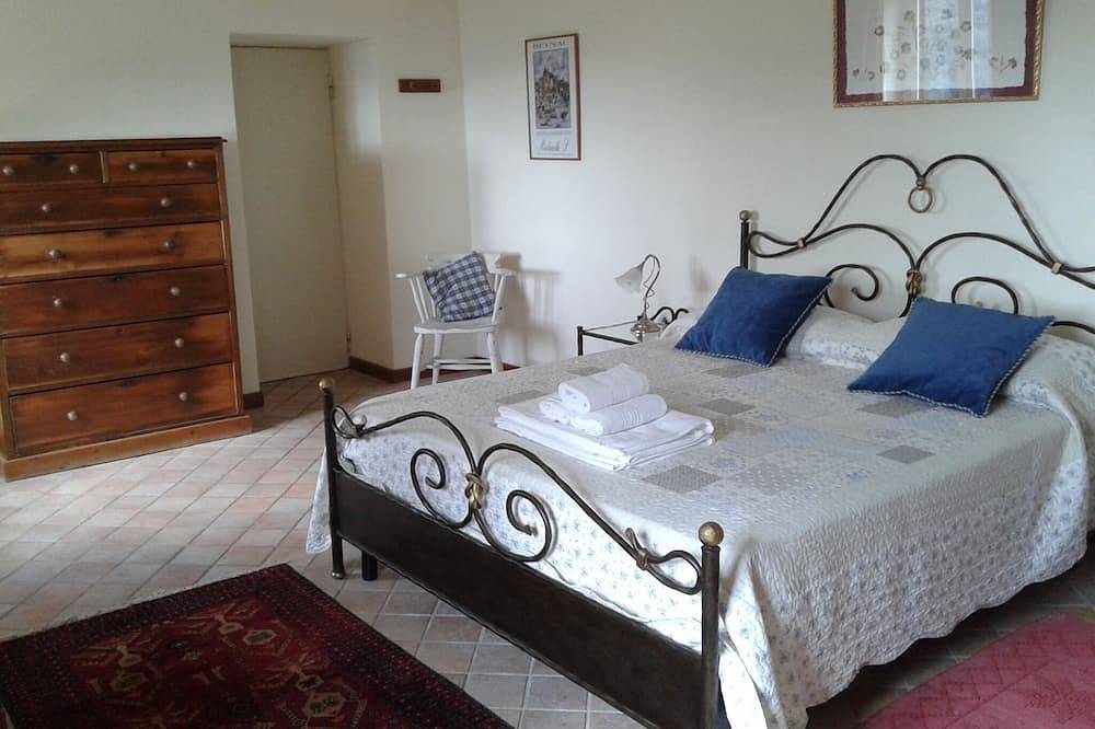 Villa with own pool, mountain village with restaurant and shop. North of Lucca in Pieve Fosciana, Garfagnana
