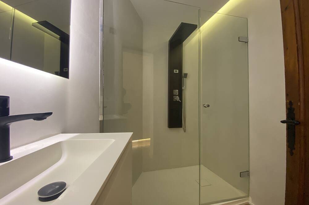 Apartamento entero, Apartamento-casa de diseño con entrada privada y pequeña piscina. in Cala Comtesa, Mallorca Oeste