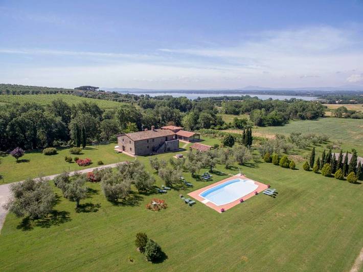 Agriturismo per 2 persone, con giardino e panorama nonché piscina, con animali domestici in Lago Trasimeno