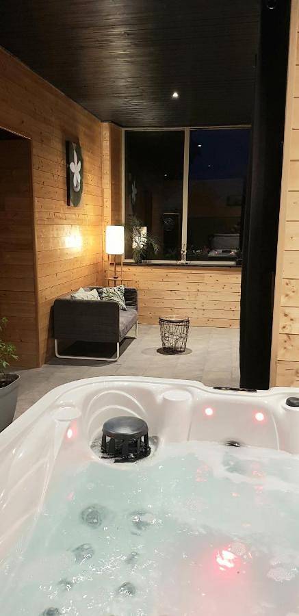 Gîte pour 4 personnes, avec jacuzzi et piscine ainsi que sauna et jardin à Alleyrac - 2