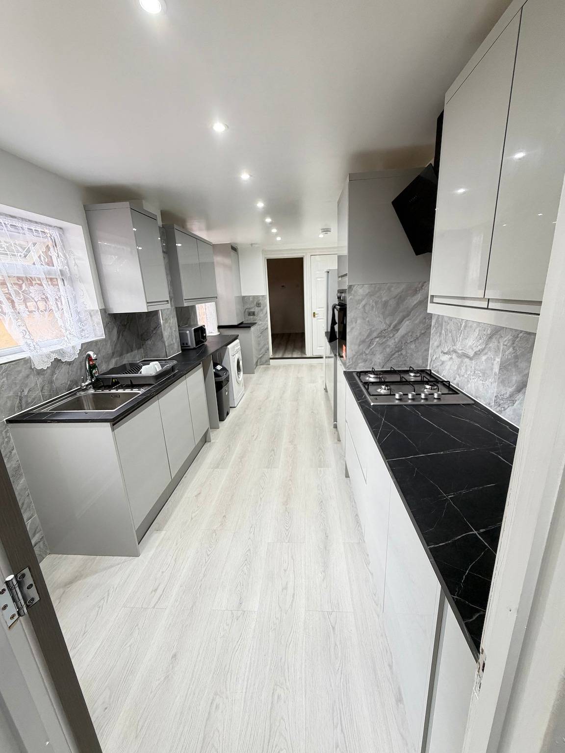 Contractor Friendly 3 Bed House | Long Stays | Fast Wi-Fi & Parking in Bedford