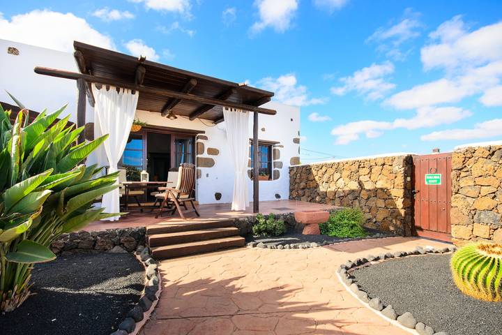 Villa de estilo rústico con Wi-Fi y zona exterior con piscina y jardín; Aparcamiento disponible in Guime, San Bartolomé