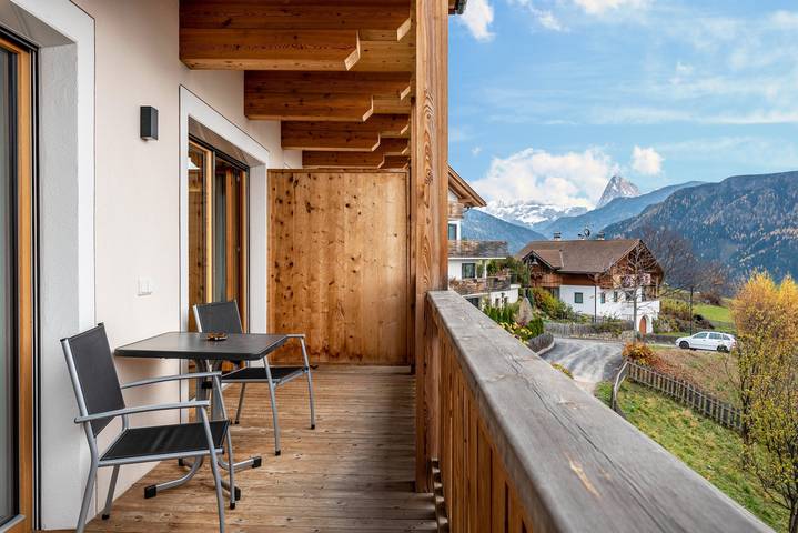 Hel lägenhet, Apartment 'Hatzes App Schlern' with Mountain View, Balcony & Wi-Fi in Tschöfas, Lajen
