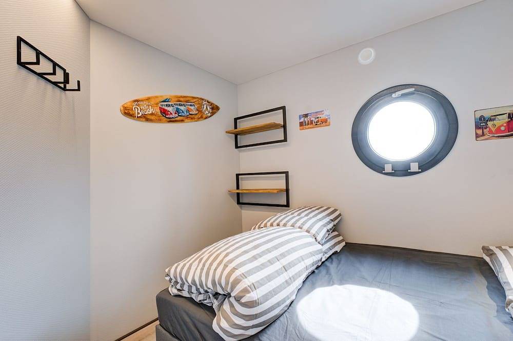 Schönes Hausboot in der Marina von Volendam in Volendam, Markermeer