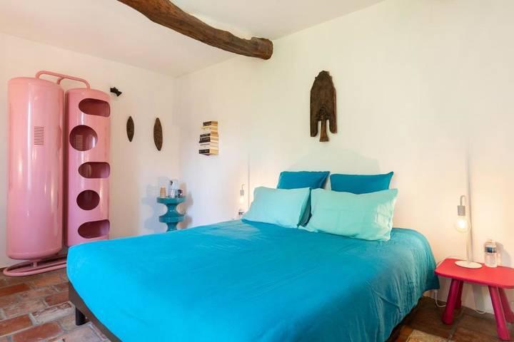 Location de vacances pour 3 personnes, avec vue ainsi que jardin et piscine, animaux acceptés à Saint-Antonin-du-Var - 2