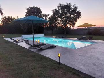Gîte pour 10 personnes, avec vue ainsi que piscine et jardin à Bourg