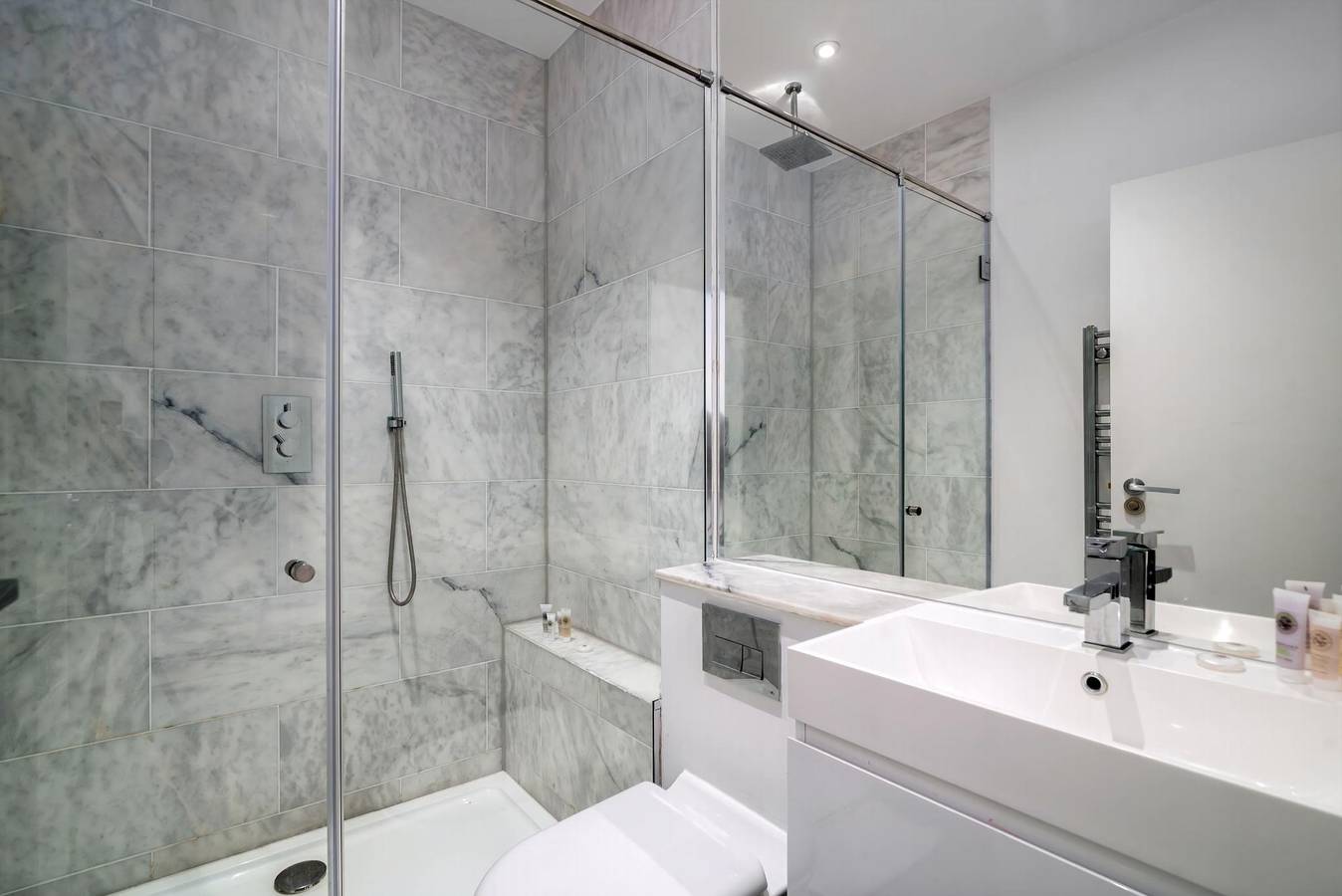 Ganze Wohnung, Ferienwohnung für 4 Personen mit Balkon in Hammersmith und Fulham, London