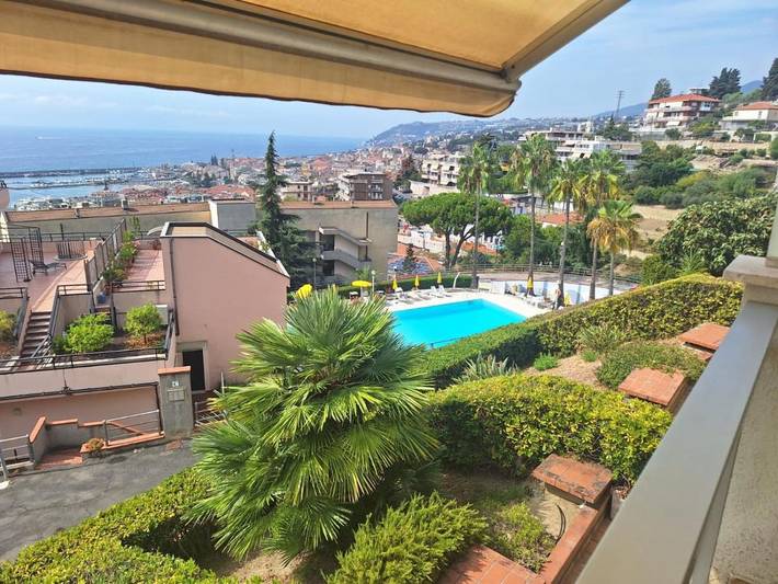 Ferienwohnung für 3 Personen, mit Terrasse und Pool sowie Ausblick