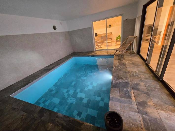 Location de vacances pour 3 personnes, avec Terrasse et Jardin ainsi que Piscine et Vue à Saint-Jean-Saint-Maurice-sur-Loire
