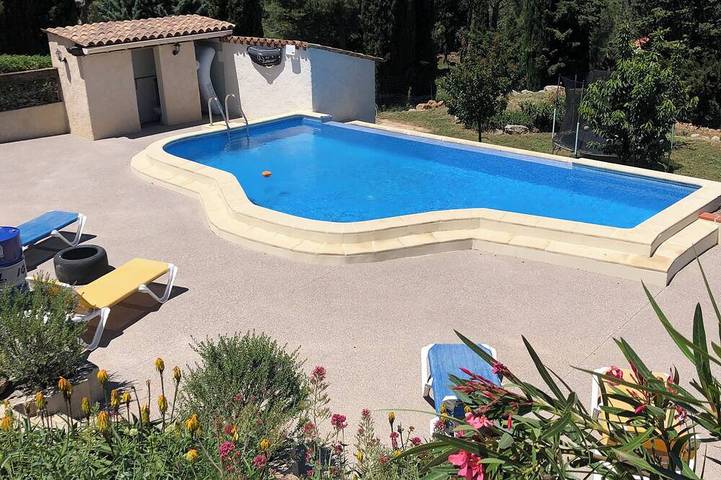 Gîte pour 2 personnes, avec jardin ainsi que terrasse et piscine à Llauro