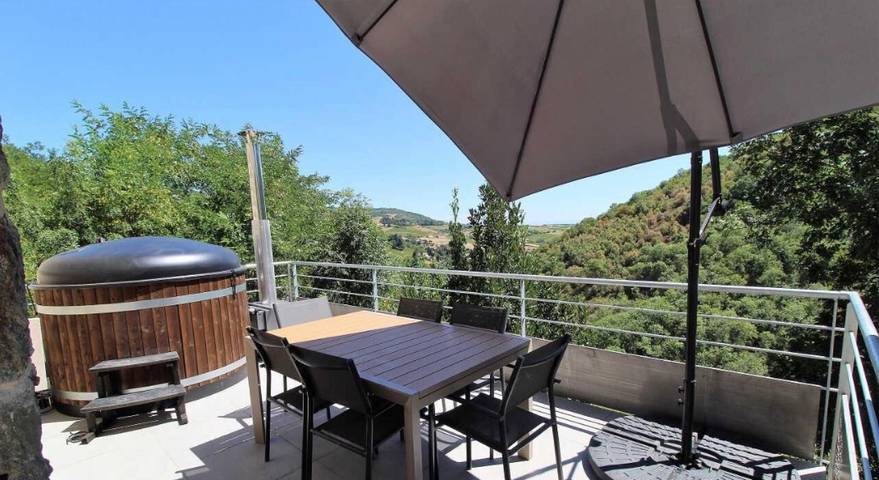 Ferienhaus 'Château Saint-jean' mit Bergblick, privater Terrasse und Wi-Fi in Beaujeu, Beaujolais