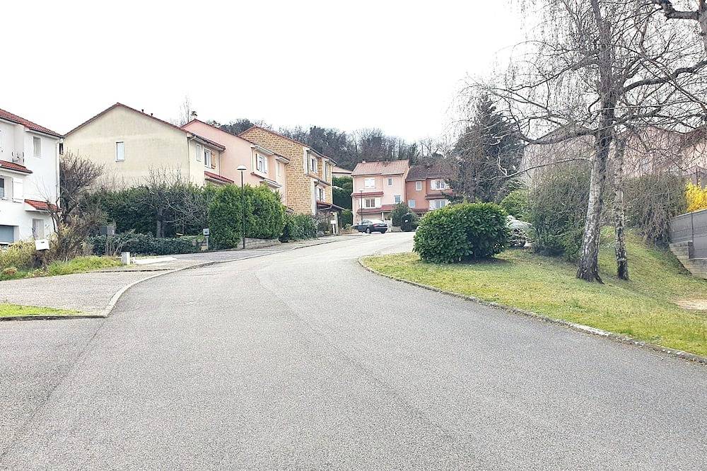 Apartamento entero, Quiet, detached T2 apartment/10 min from Lyon Centre/Private car park/Terrace in Saint-Genis-Laval, Ródano