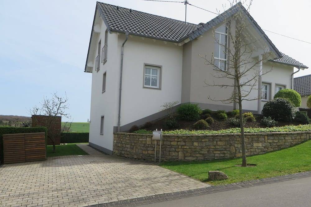 Ganze Wohnung, Ferienwohnung Hansen, in ruhiger Lage mit wunderschönem Ausblick in Welschbillig, Landkreis Trier-Saarburg