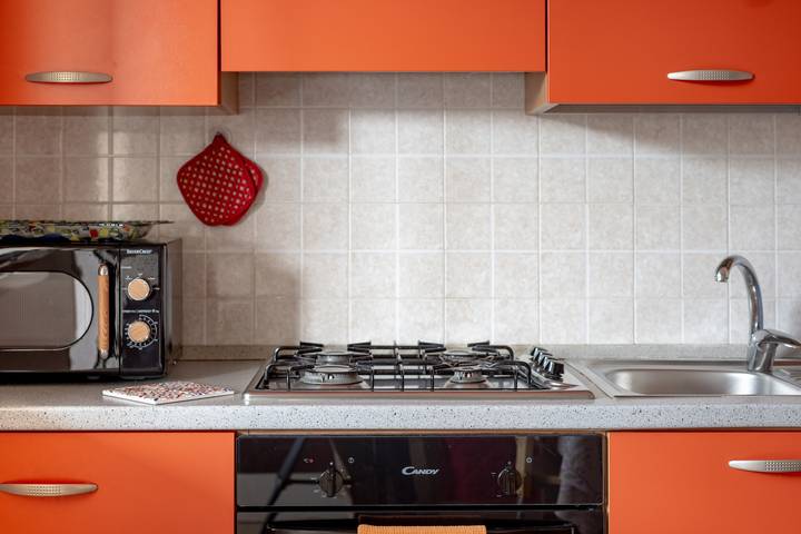 Entire apartment, Apartment 'Rosso Tramonto' with Shared Terrace, Wi-Fi and Air Conditioning in Conca Specchiulla, Otranto region