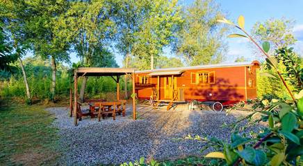 Gîte pour 5 personnes, avec jardin ainsi que terrasse et piscine à Montréal (Rhône-Alpes)