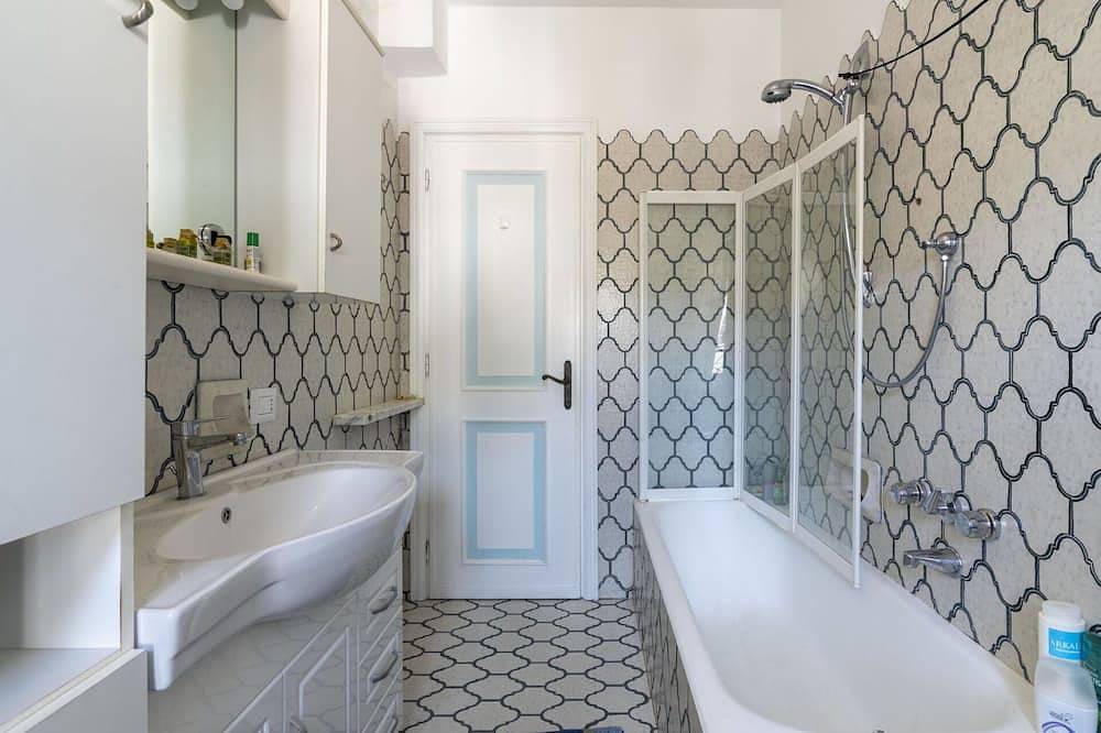 Entire apartment, Cosy apartment for 3 guests with Wifi, A/C in Laigueglia, Riviera di Ponente