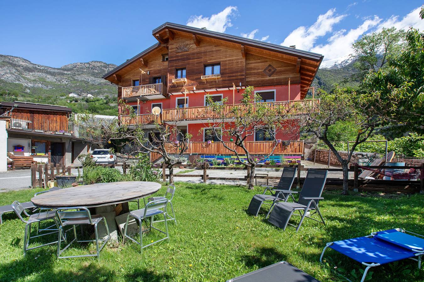 Appartement entier, Appartement "Casa Michod - Nonno Marcel" avec vue sur la montagne, jardin commun et Wi-Fi in Saint-Vincent, Comune di Châtillon