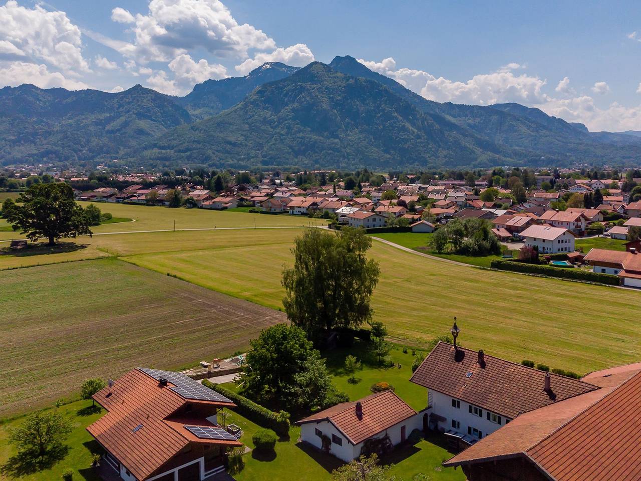 Schweizer Hof Am Golfplatz - Ferienhaus 45 qm, f. 2 Pers., Schlafzimmer, Wohnzimmer, Küche, Südterrasse, gr. Liegewiese, ruhige Lage mit Bergblick. in Grassau, Chiemsee