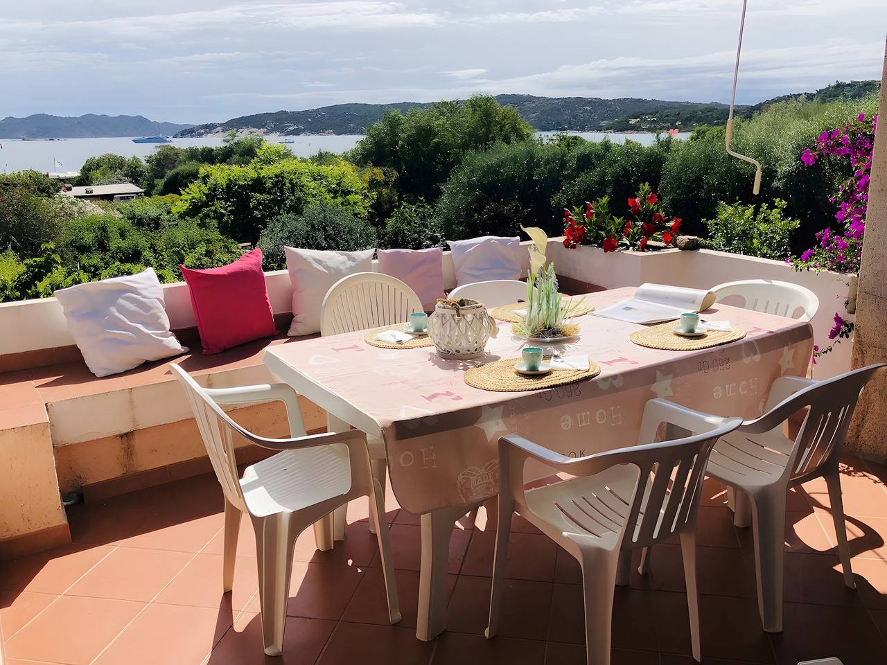 Ganze Wohnung, Apartment 'Trilocale Taverna 80 m vom Strand' mit Meerblick, privater Terrasse & Klimaanlage in Porto Taverna, Loiri Porto San Paolo