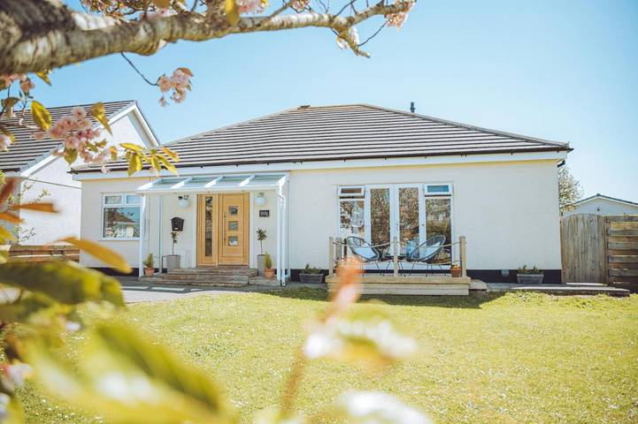Holiday rental for 8 people, with hot tub and garden, with pets in Trearddur Bay