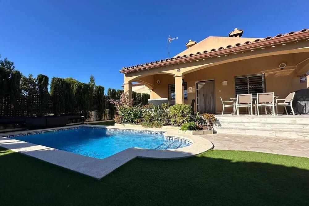 Villa Canarias con piscina privada casa en Miami Platja in Miami Platja, Montroig