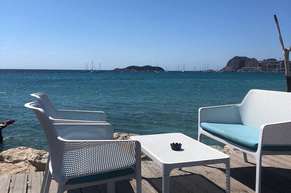 Appartement entier, Appartement T2 Bord De Mer \"Les pieds dans l'eau\" avec Garage in La Ciotat, Région de Marseille