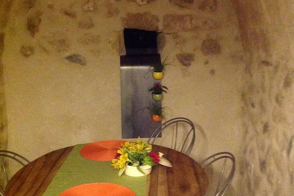 Entire apartment, Unusual troglodytede charm in Soyons, Tournon-sur-Rhône region