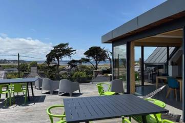 Gîte pour 10 personnes, avec jardin et balcon dans Plage des Dunes (Penvénan)