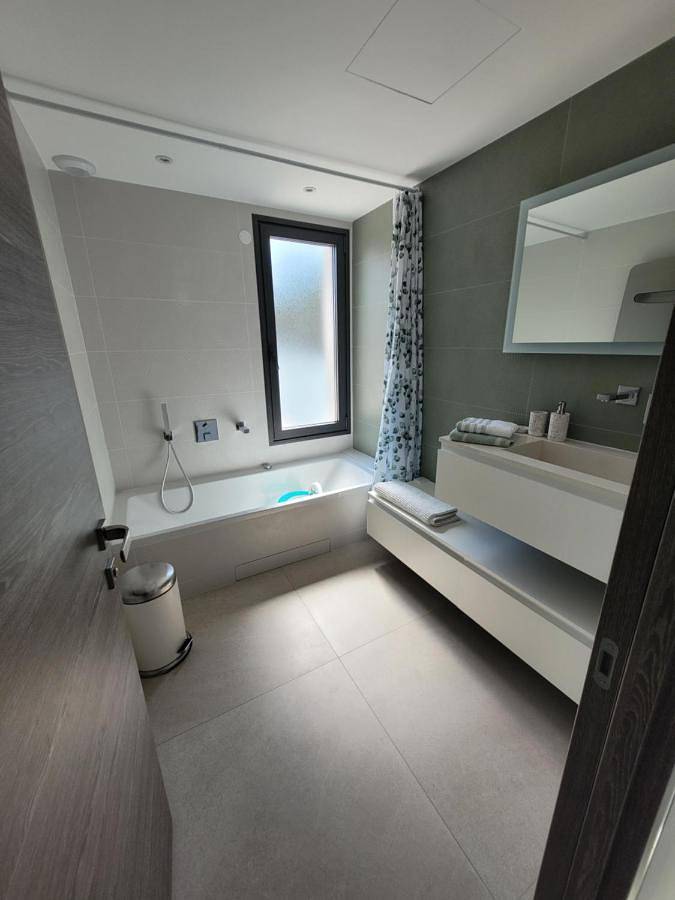 Location de vacances pour 7 personnes, avec Terrasse ainsi que Jardin et Piscine dans Golf et Tennis Club de Valescure - 3