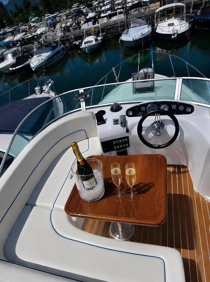 Bateau pour 3 personnes, avec terrasse et vue