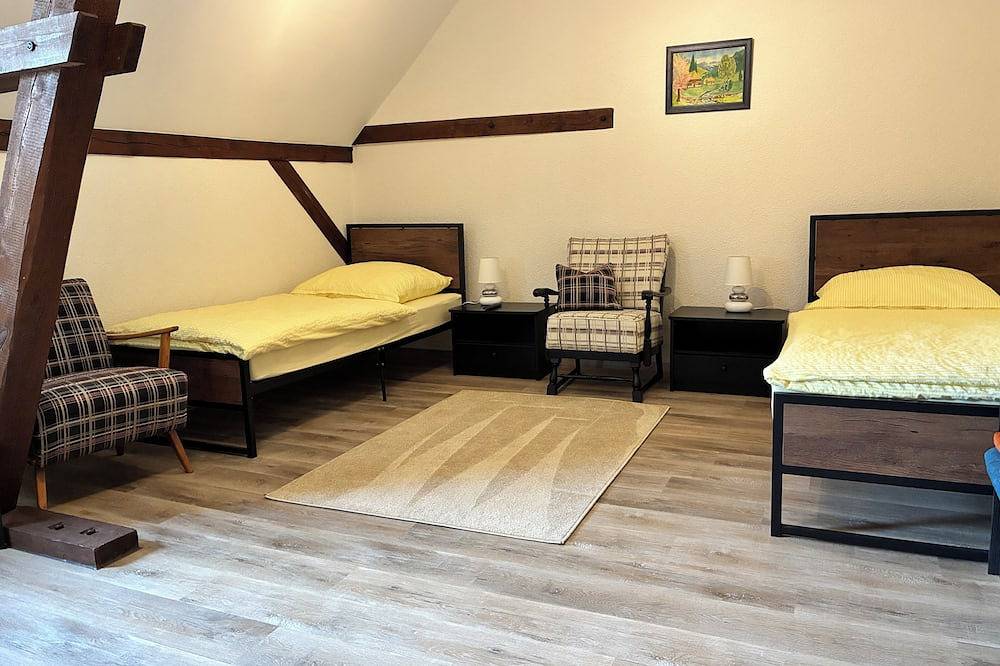 Voll eingerichtete Ferienwohnung in ruhiger Lage mit extra Eingang Parkplatz in Luckaitztal, Lausitzer Seenland