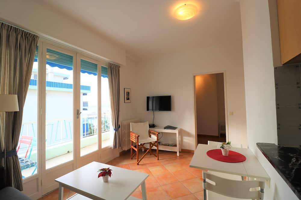 Geheel appartement, Mooi appartement met terras en uitzicht op zee. in Nice, Nice en omgeving
