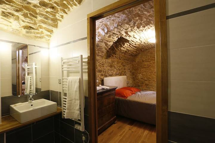 Gîte pour 4 personnes, avec jardin et terrasse à Sabran - 2