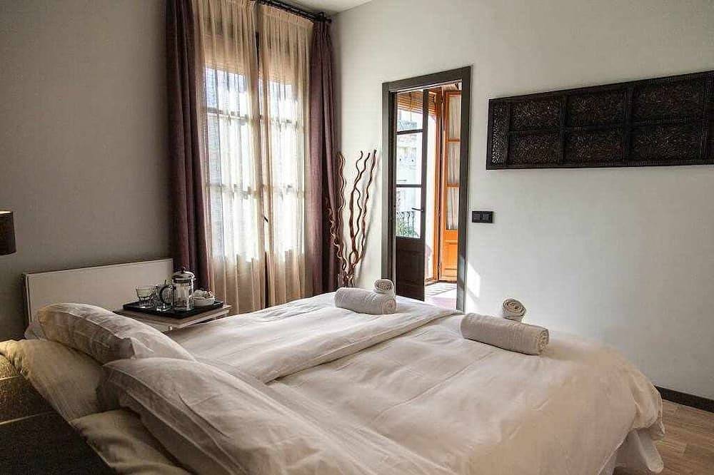 Apartamento entero, Lujoso apartamento de 2 dormitorios y 2 baños con balcón in Centro Barcelona, Barcelona
