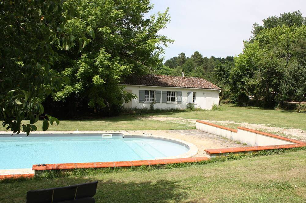 Gite au milieu des bois avec piscine chauffée partagée in Réaup-Lisse, Région de Nérac