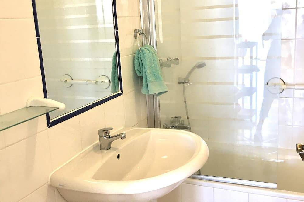 Ganze Wohnung, Secluded Lovely 2 Bedroom Ground Floor Apartment  with Wifi  Pool and Garden in Praia da Luz, Faro Distrikt