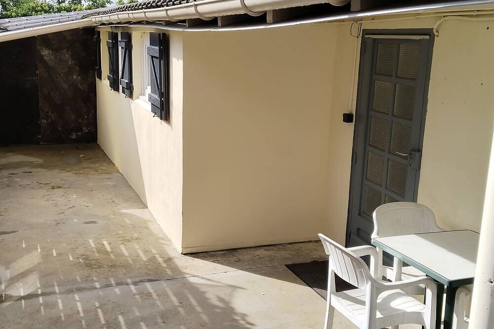 Petite maison de 25 m carré au calme, paisible.Derrière cour des propriétaires in Gargenville, Yvelines