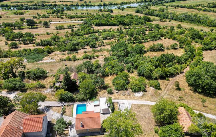 Geräumige 150 m² große Ferienwohnung mit Pool, Terrasse und WLAN, 2 km vom Fluss Cetina entfernt in Bajagić, Dalmatinisches Zagora