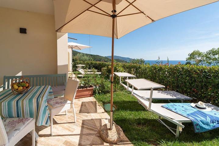 Ferienwohnung für 2 Personen, mit Meerblick und Pool sowie Garten in Lacona