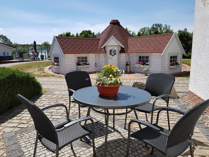 Hotel für 2 Personen, mit Terrasse und Garten sowie Ausblick in Karls Erlebnis-Dorf Rövershagen