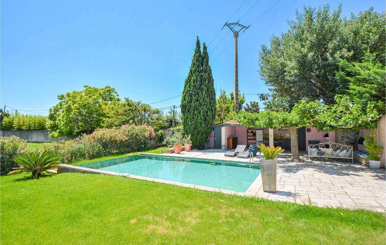 Oasis au bord de la piscine : Apt de 180m² avec parking et WiFi, 1.5km du centre d'Eyguières in Eyguières, Région d'Arles
