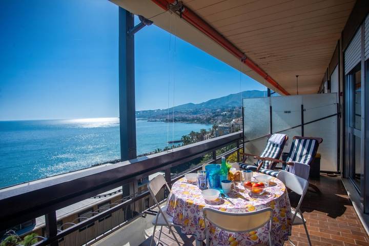 Ferienwohnung für 5 Personen, mit Balkon und Meerblick sowie Terrasse in San Remo