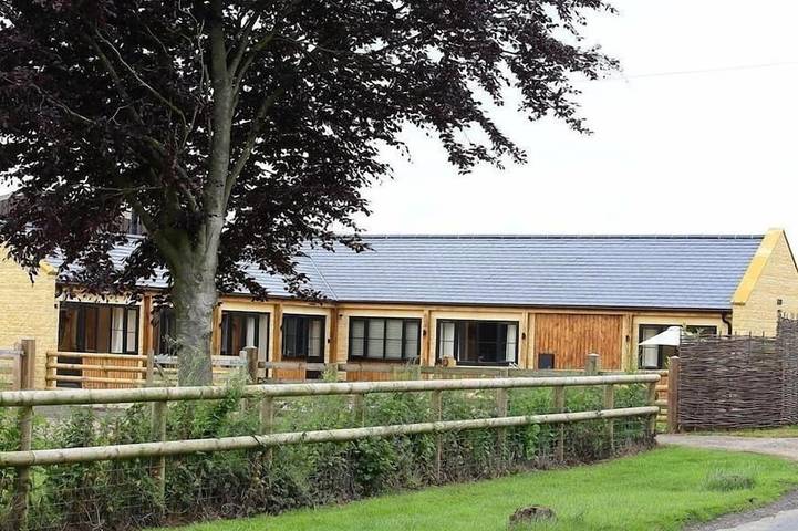 Cottage for 8 people, with hot tub and garden, with pets in The Cotswolds