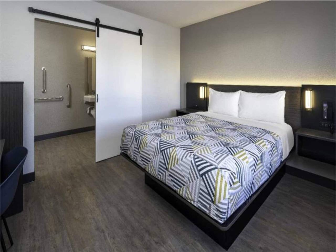 Apartamento entero, Cama Queen adaptada para personas con discapacidad|Ducha Ri | Mini refrigerador in Mount Baldy