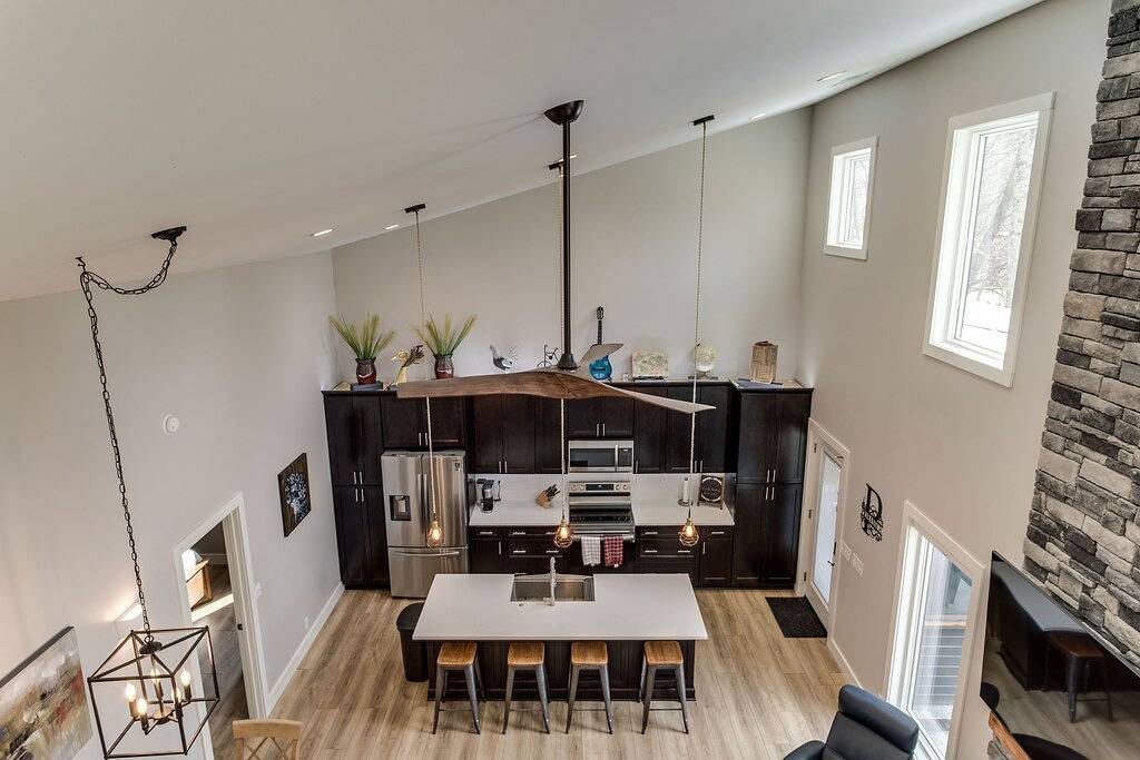 3-Br Luxury Home with Hot Tub & Arcade Games in Grundy County