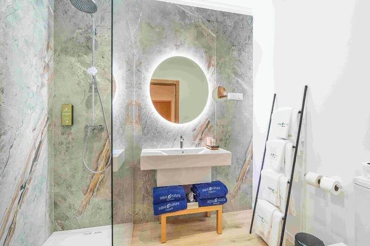 Sophisticated Studio w/ Balcony near Ocean – Peaceful Relaxation with Breakfast! in Porto Moniz, Madeira