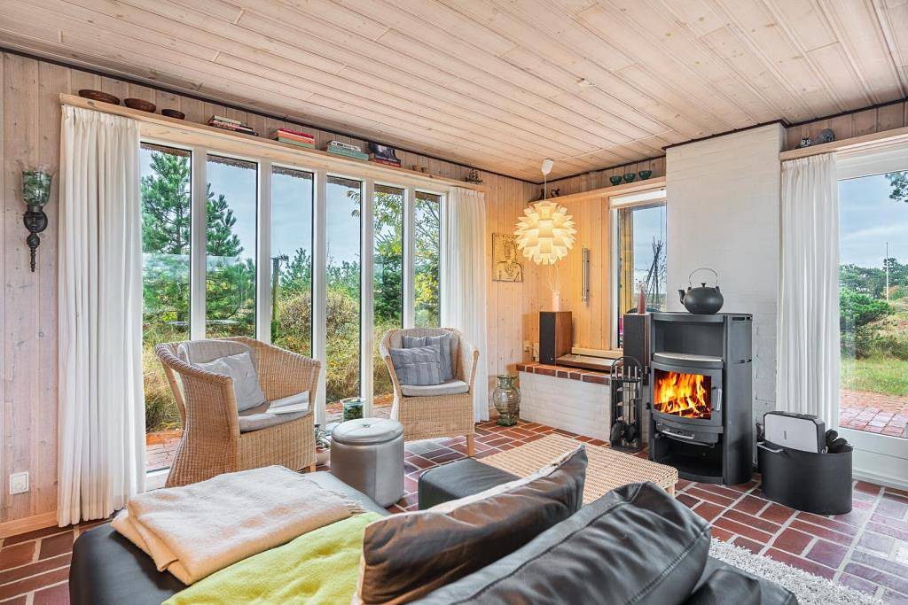 Gemütliches und sehr geräumiges Reetdachhaus mit Whirlpool und Sauna im Gøgevej 46, Henne Strand. in Henne, Varde