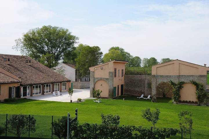 Casa vacanza per 13 persone, con idromassaggio e giardino in Provincia di Mantova